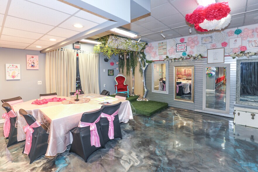 More Photos Of 1024 W 14 Mile Rd, Clawson Freestanding For Sale