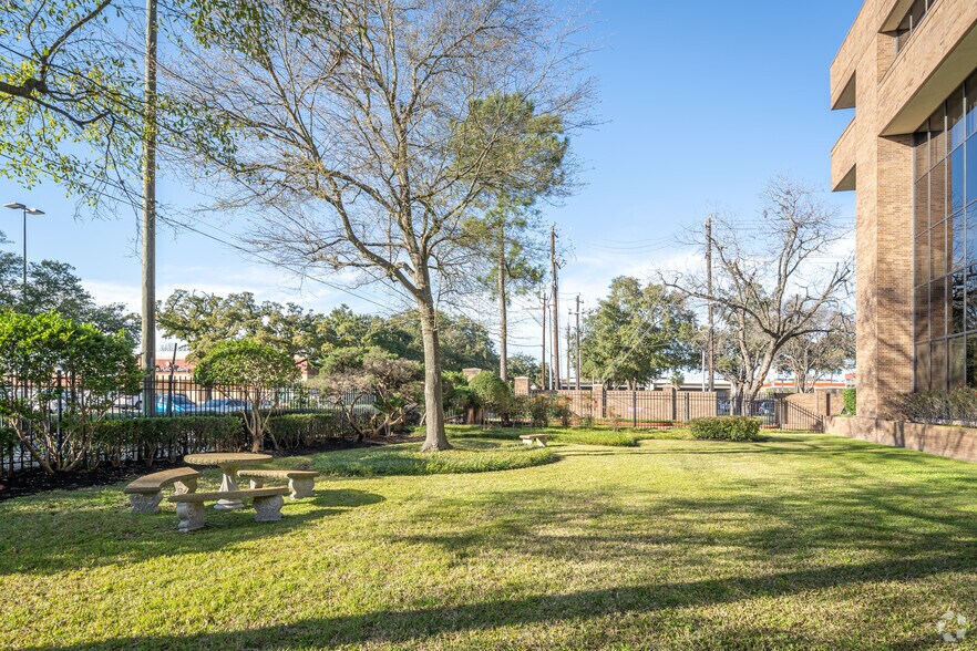 More Photos Of 952 Echo Ln, Houston Office For Lease