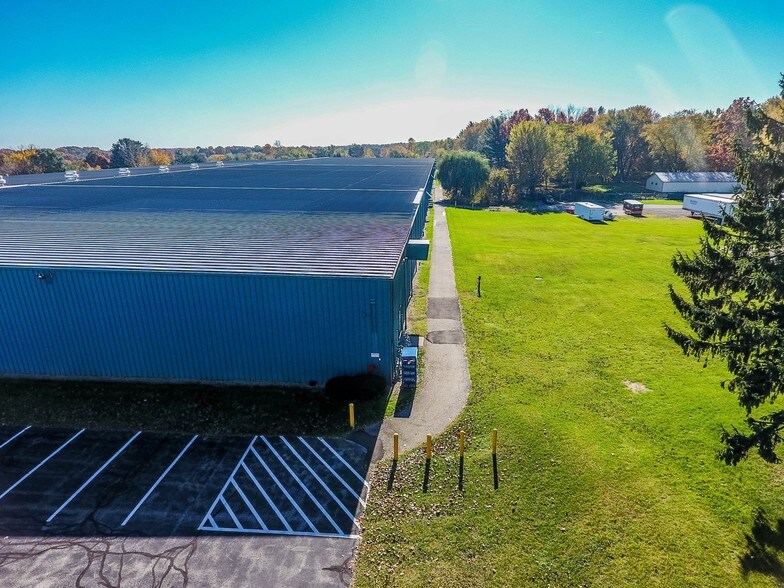 More Photos Of 2024 Hawthorne Ave, Saint Joseph Distribution For Lease