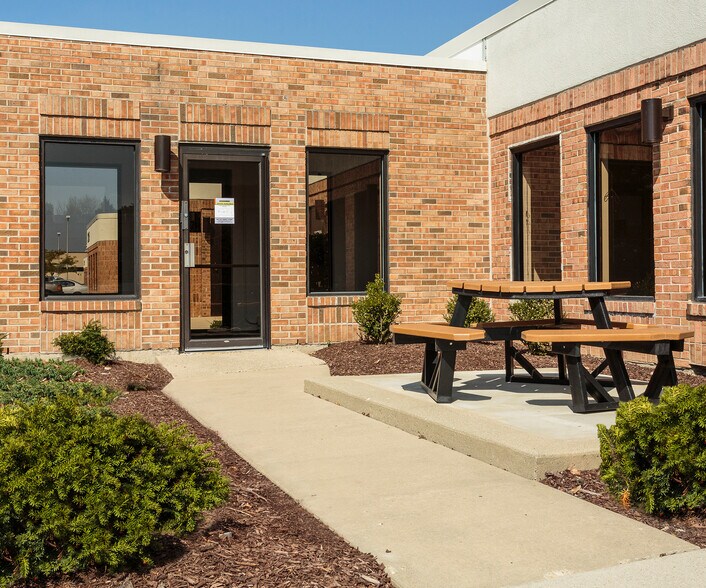 More Photos Of 3205 N Wilke Rd, Arlington Heights Office For Lease