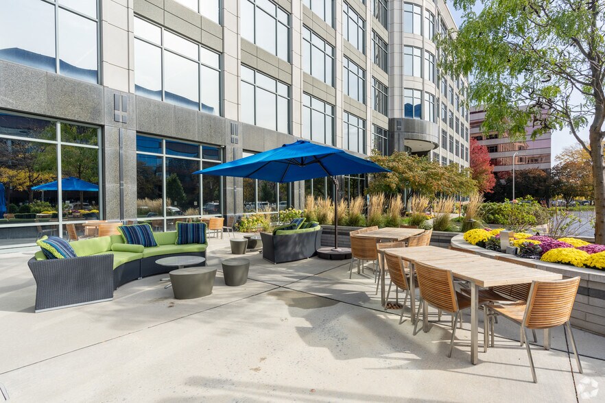 More Photos Of 9500 W Bryn Mawr Ave, Rosemont Office For Lease