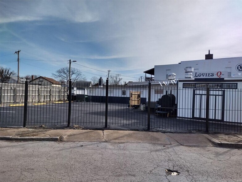 More Photos Of 7950 N Broadway, Saint Louis General Retail For Lease