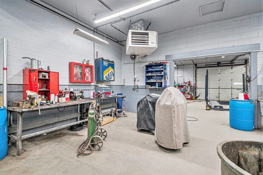 More Photos Of 1023 N 16th St, Council Bluffs Auto Repair For Sale