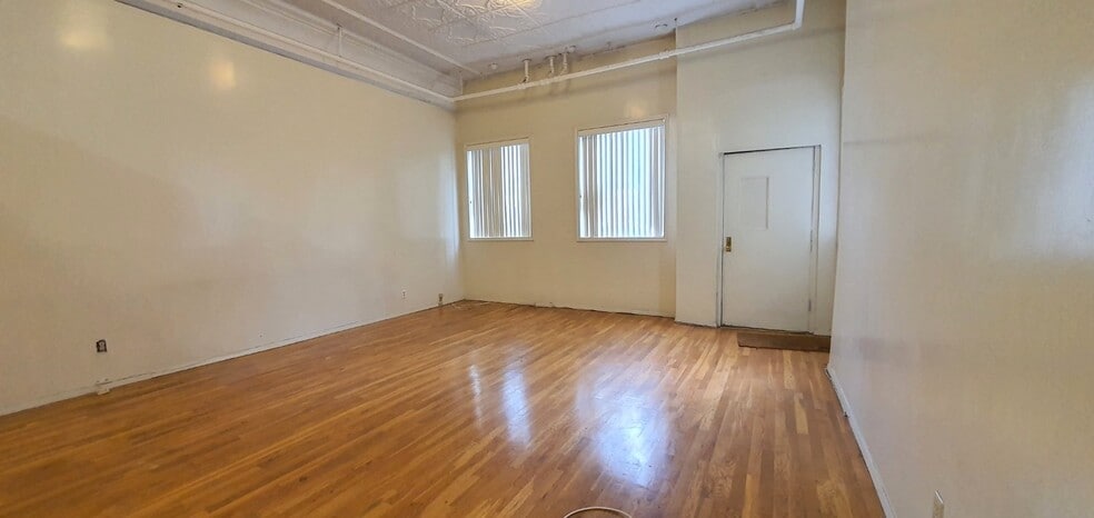 More Photos Of 1067 Manhattan Ave, Brooklyn Office Residential For Lease