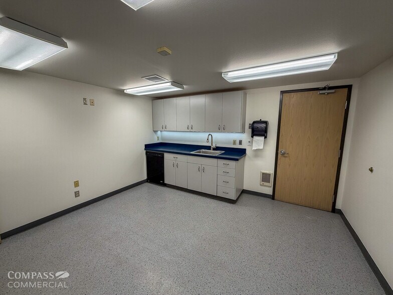 More Photos Of 850 NE 1st St, Bend Service For Lease