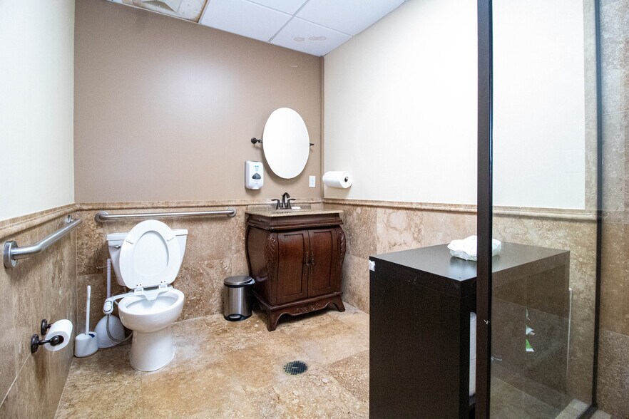 More Photos Of 8810 Commodity Cir, Orlando Showroom For Lease