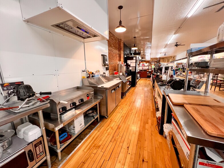 More Photos Of 201 N Main St, Elkader Flex For Sale