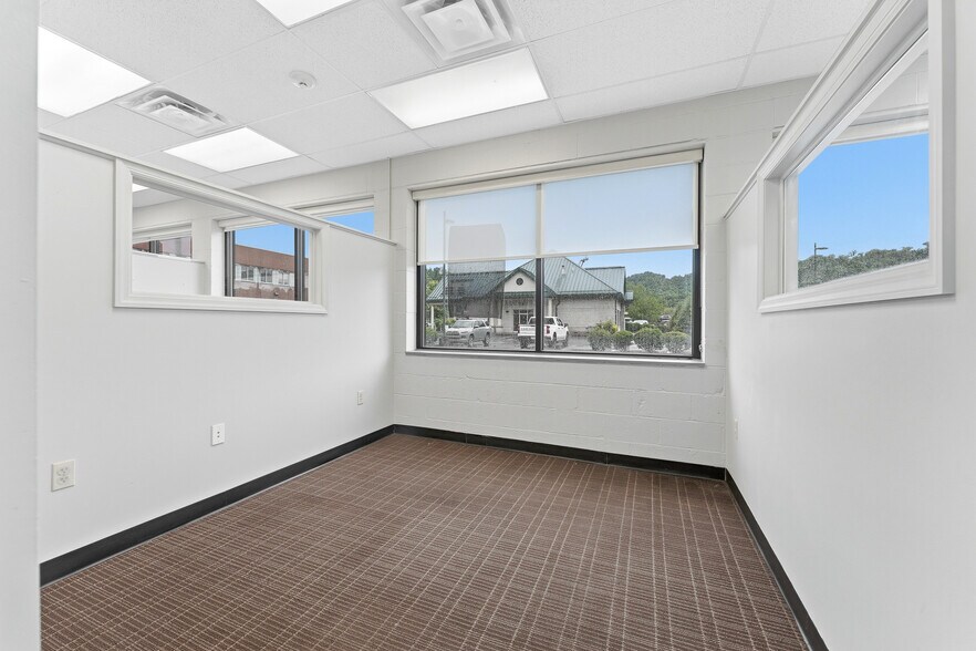 More Photos Of 34 Sterling Dr, Morgantown Flex For Lease