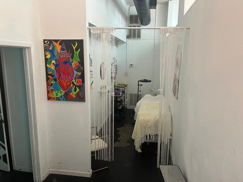 More Photos Of 103 W 6th St, Tyler Flex For Lease