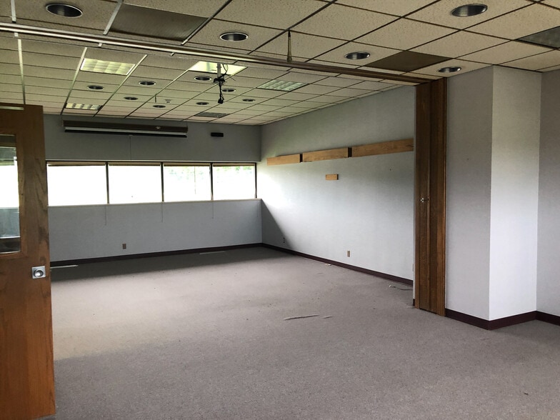 More Photos Of 21101 E State Route 78, Independence Light Distribution For Lease