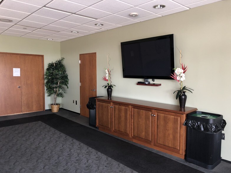 More Photos Of 101 Yorkshire Blvd, Lexington Office For Sale