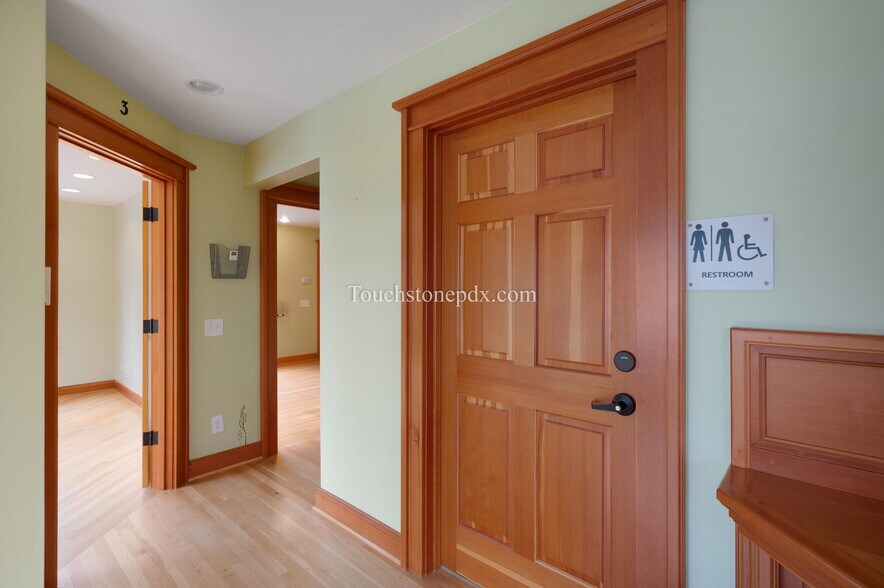 More Photos Of 685 Portland Ave, Gladstone Medical For Lease