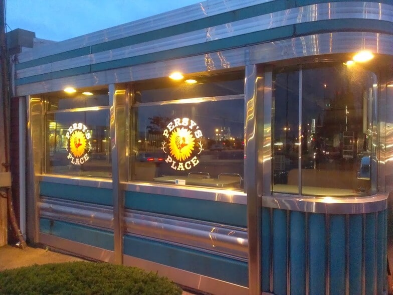 More Photos Of 140 Newport Ave, East Providence Restaurant For Lease
