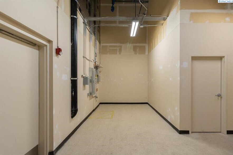 More Photos Of 81 Columbia Point Dr, Richland General Retail For Lease