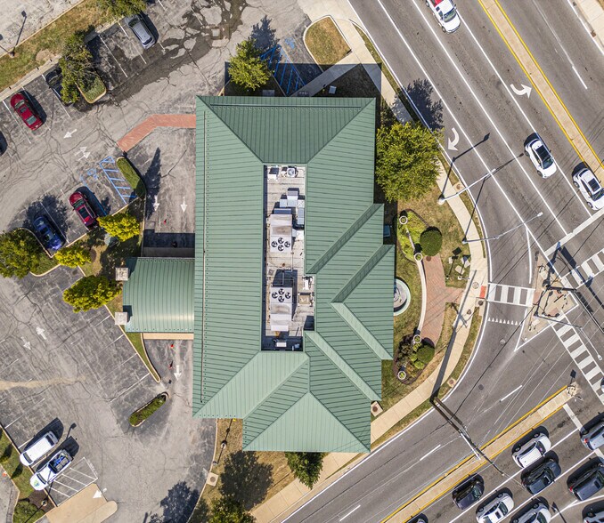 More Photos Of 105 N Lindbergh Blvd, Creve Coeur General Retail For Sale