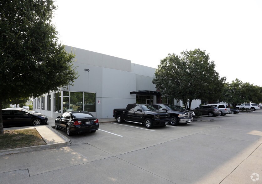 More Photos Of 608 Development Dr, Plano Industrial For Lease