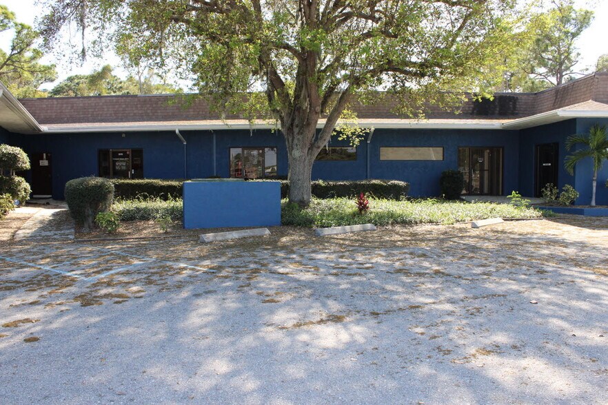 More Photos Of 2009-2025 S McCall Rd, Englewood Medical For Lease