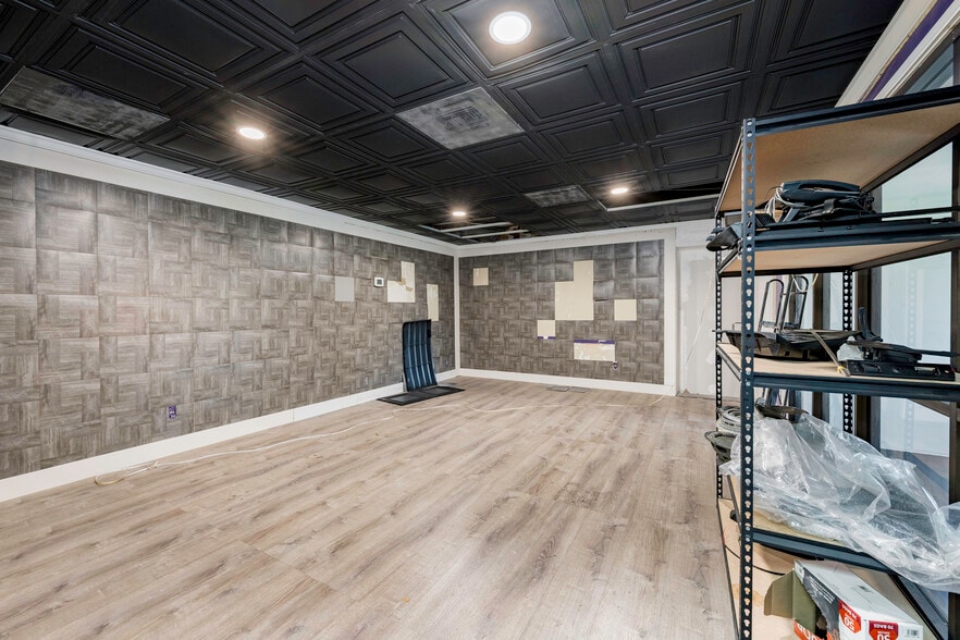 More Photos Of 23871-23899 Madison St, Torrance Showroom For Lease
