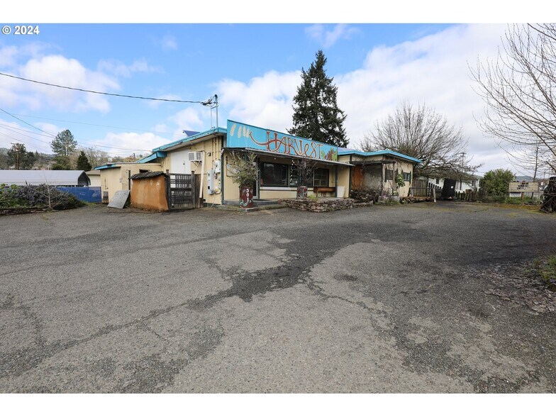 More Photos Of 501 NW Douglas Blvd, Winston General Retail For Sale