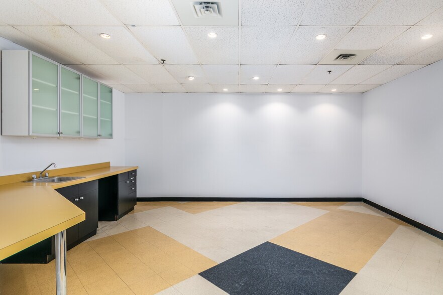 More Photos Of 50 Rue Saint-Charles O, Longueuil Medical For Lease