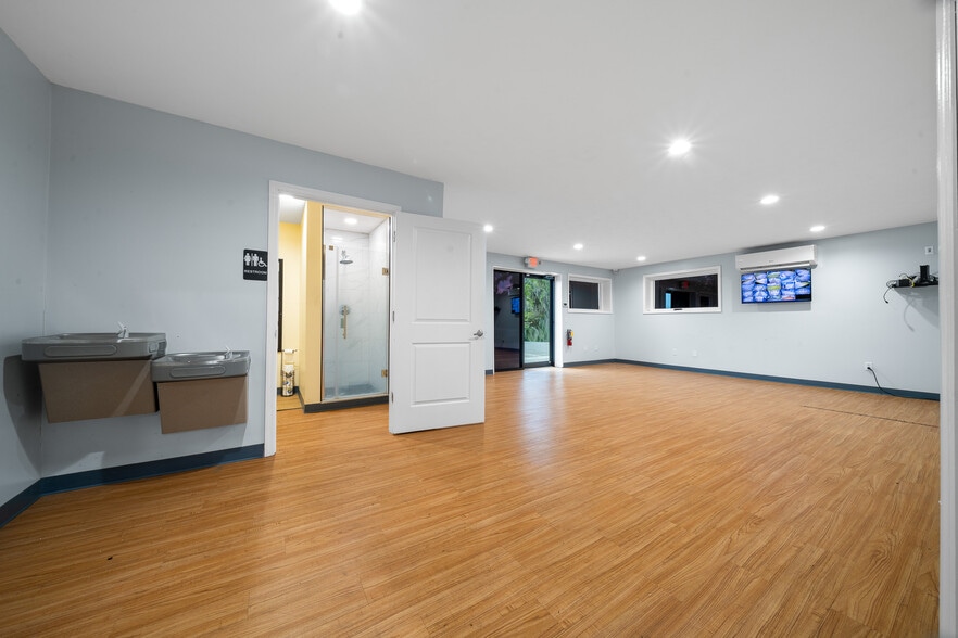 More Photos Of 3073 NE 37th Pl, Wildwood Warehouse For Lease