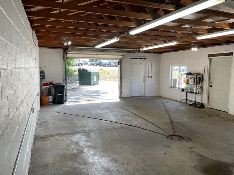 More Photos Of 263 Broadway Ave, Bedford Auto Dealership For Lease