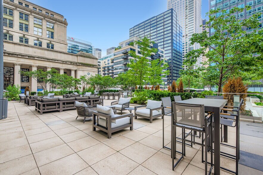 More Photos Of 222 S Riverside Plz, Chicago Office Residential For Lease