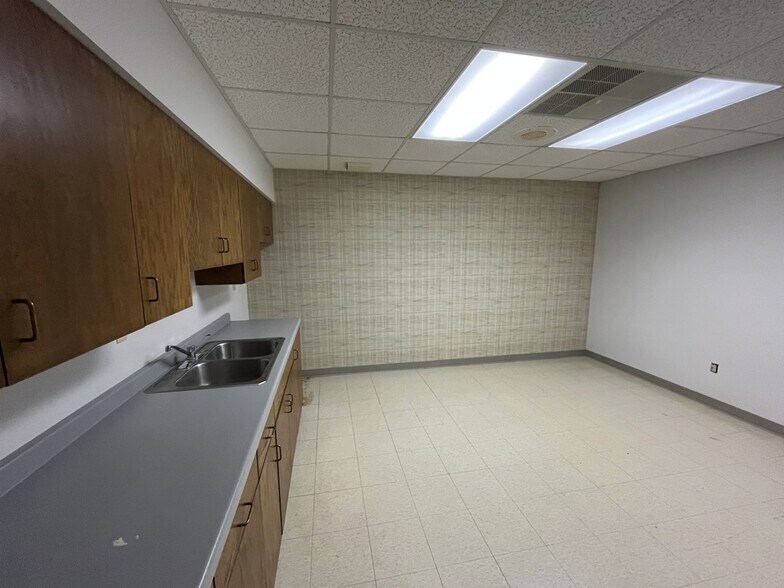 More Photos Of 115 E Conant St, Portage Office For Sale