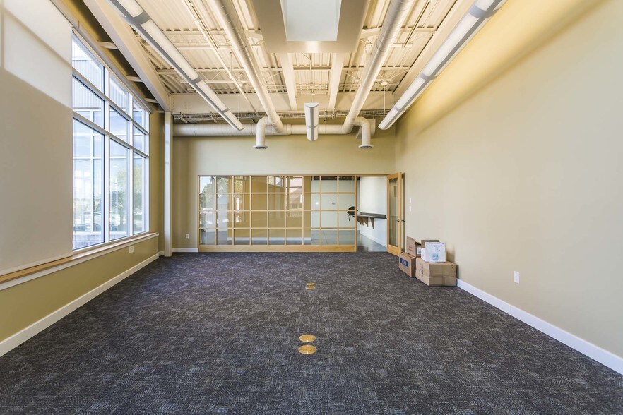 More Photos Of 900 Spring St, Jeffersonville Medical For Lease