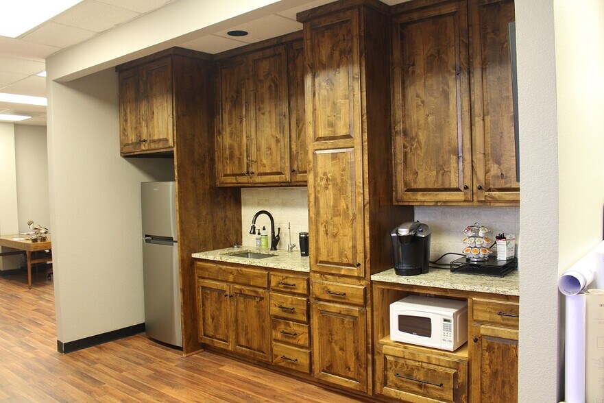 More Photos Of 3300 N A St, Midland Office For Lease