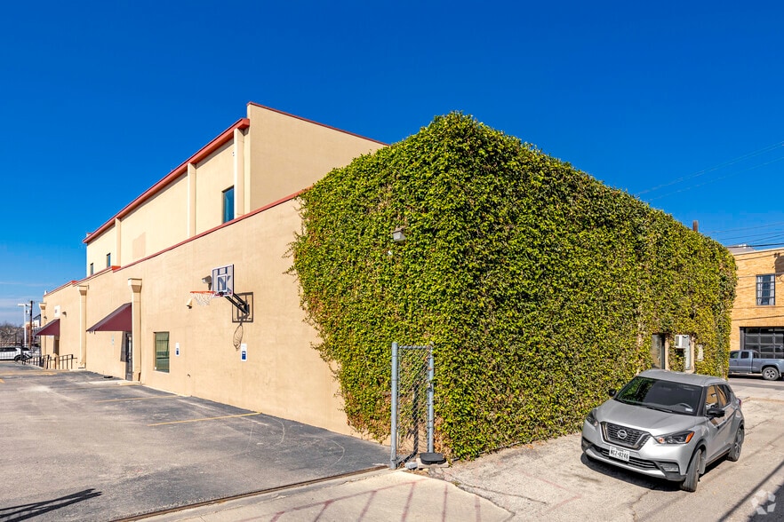 More Photos Of 824 Broadway St, San Antonio Loft Creative Space For Lease