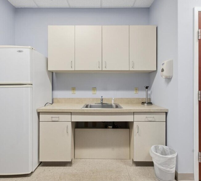 More Photos Of 21351 Gentry Dr, Sterling Office For Sale