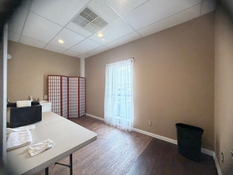 More Photos Of 2313 Roosevelt Dr, Dwg Office For Sale