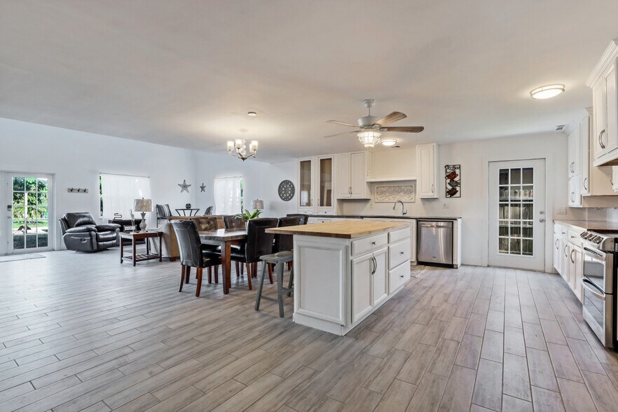 More Photos Of 778 100th Ave N, Naples Specialty For Sale