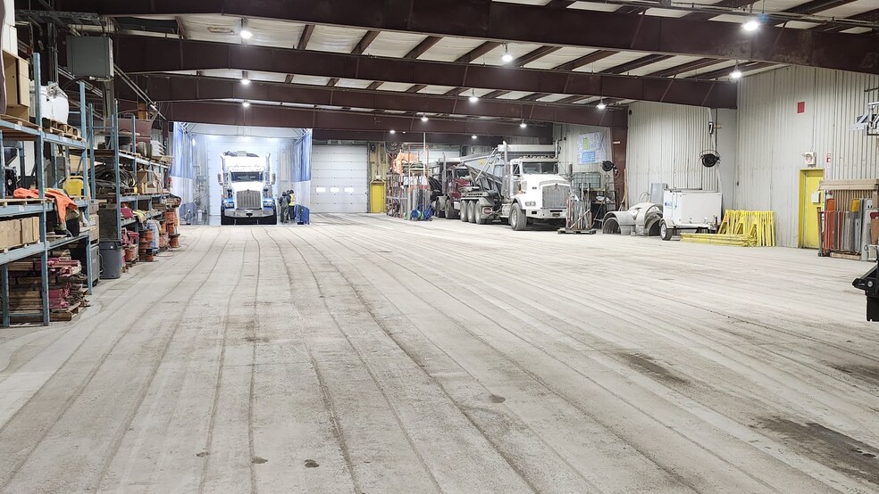 More Photos Of 78 Pth 52 W, Steinbach Distribution For Sale