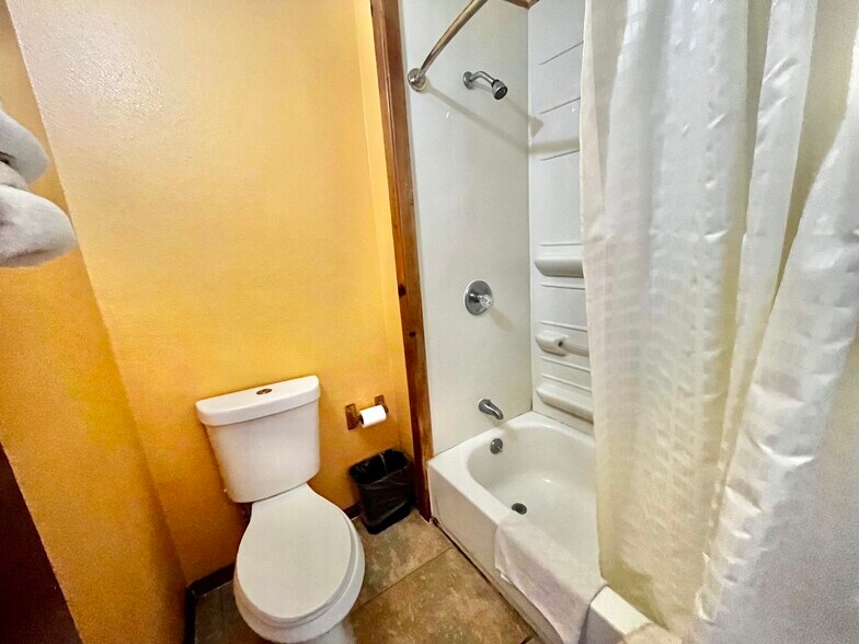 More Photos Of 215 N Broadway St, Post Hotel For Sale