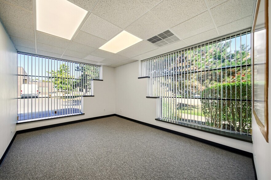 More Photos Of 11887-11897 Belden Ct, Livonia Warehouse For Lease