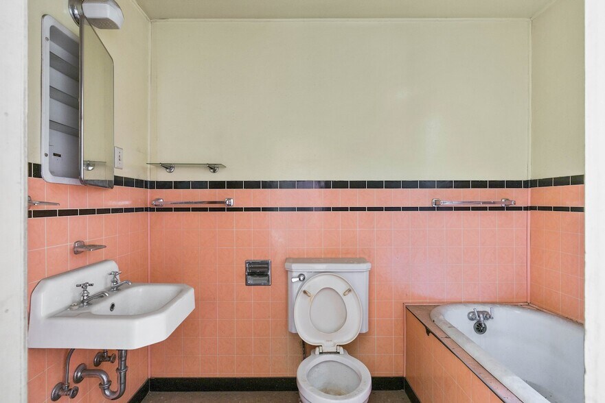 More Photos Of 313 N Main St, Ellensburg General Retail For Sale