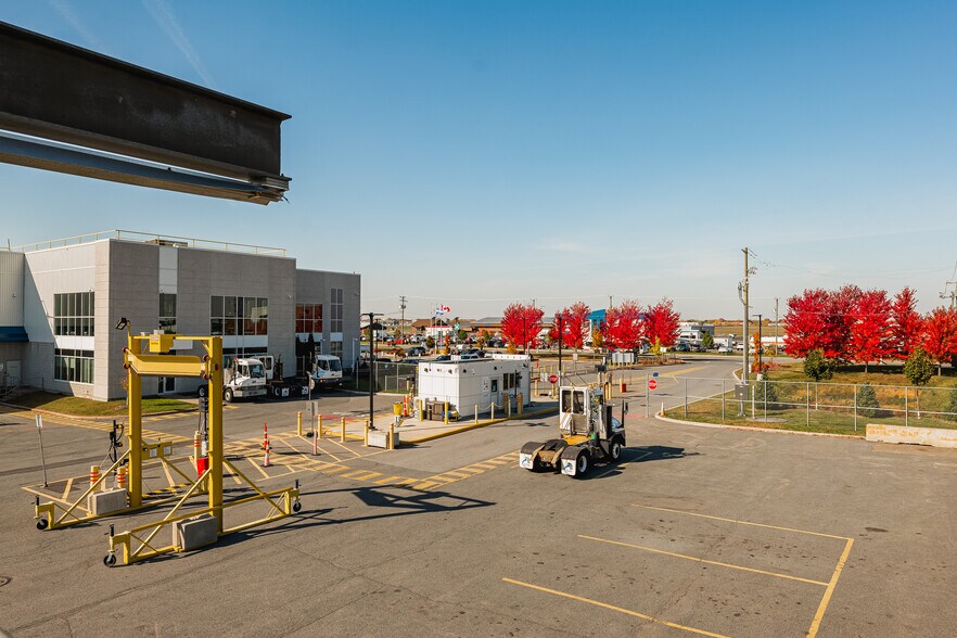 More Photos Of 5799 Rte De L'aéroport, Longueuil Distribution For Lease