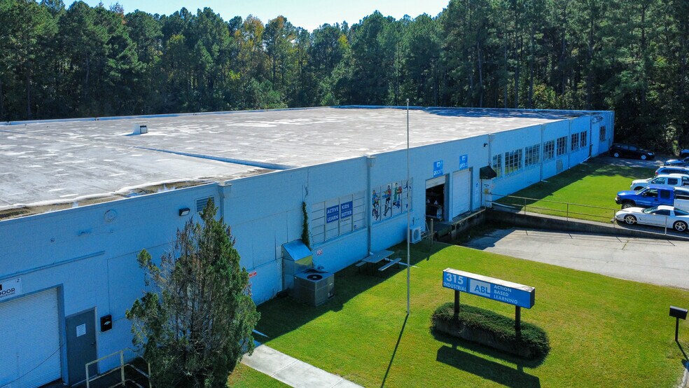 More Photos Of 315 Industrial Rd, Summerville Warehouse For Lease