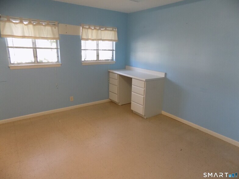 More Photos Of 85 Beleden Gardens Dr, Bristol Medical For Sale
