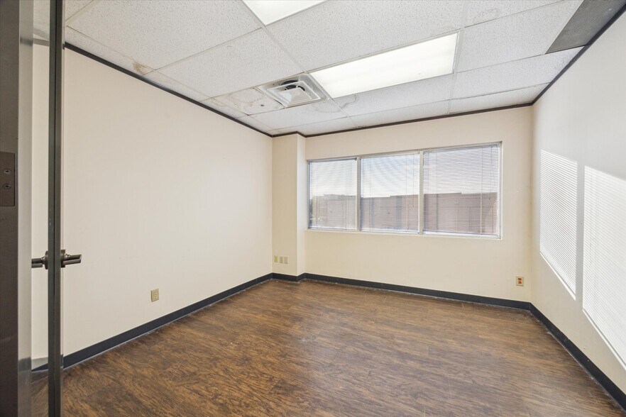 More Photos Of 17041 El Camino Real, Houston Office Residential For Sale