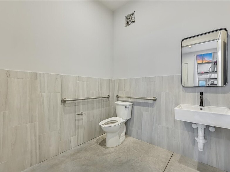 More Photos Of 15210 Fitzhugh Rd, Austin Light Distribution For Sale
