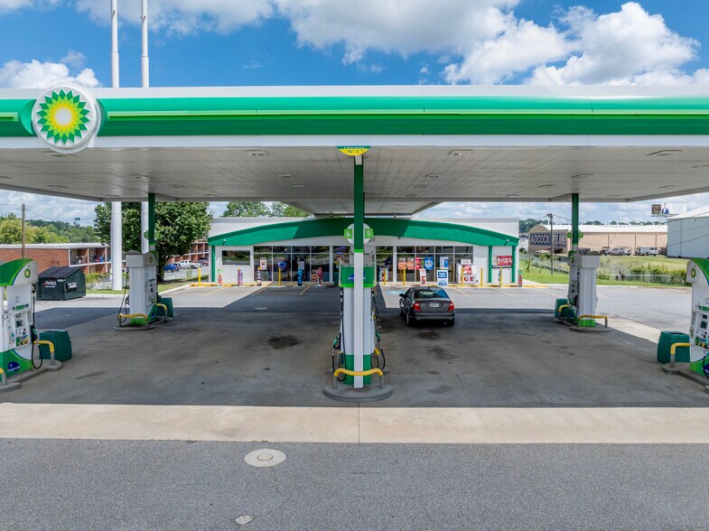 More Photos Of 805 7th St W, Tifton Service Station For Sale