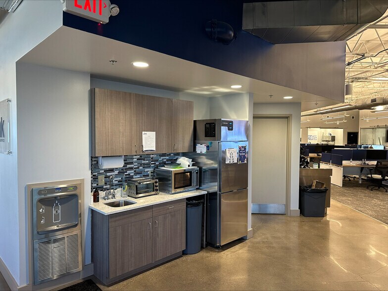 More Photos Of 655 Dearborn Park Ln, Worthington Warehouse For Lease