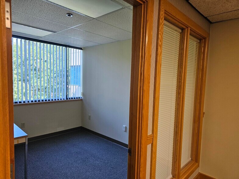 More Photos Of 30 Massachusetts Ave, North Andover Office For Lease