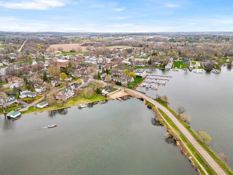 More Photos Of 488 South St, Green Lake Hotel For Sale