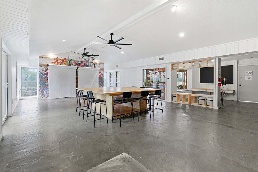 More Photos Of 13617 Fitzhugh Rd, Austin Showroom For Lease