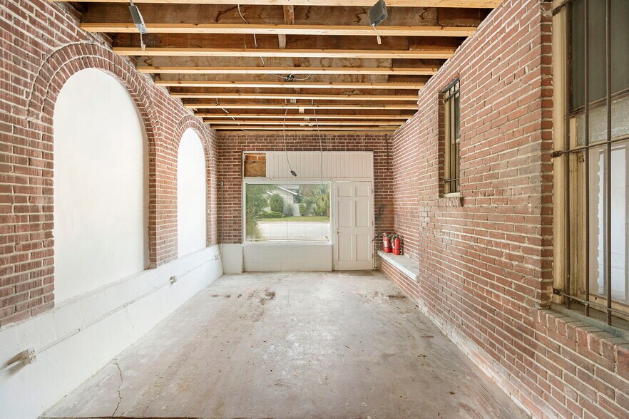 More Photos Of 204 Magnolia St, New Smyrna Beach Restaurant For Sale