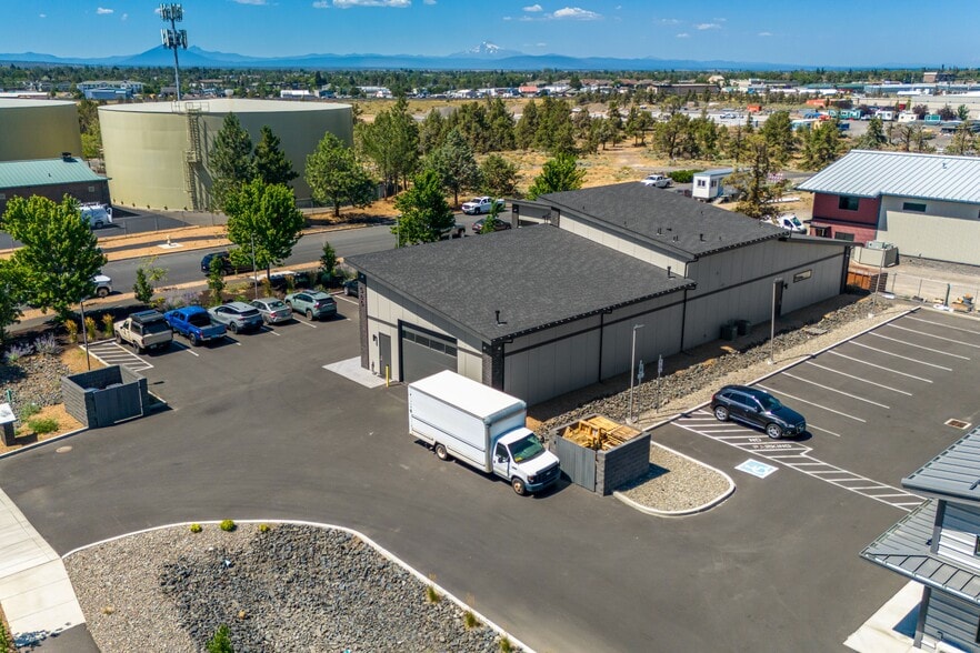 More Photos Of 565 SW Tamarack Ct, Redmond Warehouse For Lease